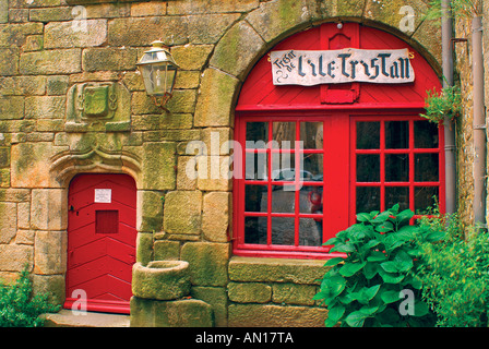 Red porta e finestra medievale di casa di pietra, Locronan, Bretagna Francia Foto Stock