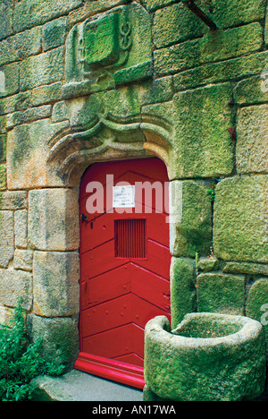 Porta Rossa del borgo medievale di casa di pietra, Locronan, Bretagna Francia Foto Stock