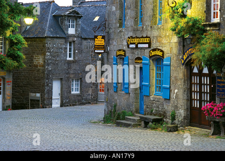 E storico centro medievale di Locronan di notte, Bretagna Francia Foto Stock