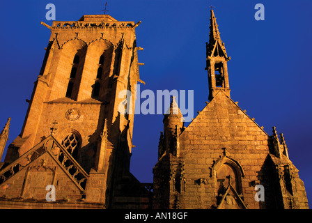 Chiesa Saint Ronan e cappella Pénity di notte, Locronan, Bretagna Francia Foto Stock