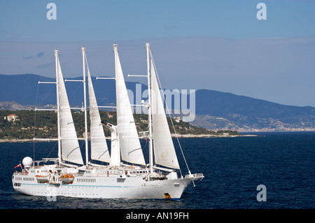 I quattro masted yacht la Windstar Luxury Cruise nave salpa da Monte Carlo, Monaco, Provenza Foto Stock