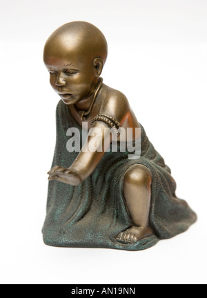 Figurine di bronzo statua di un giovane ragazzo Foto Stock