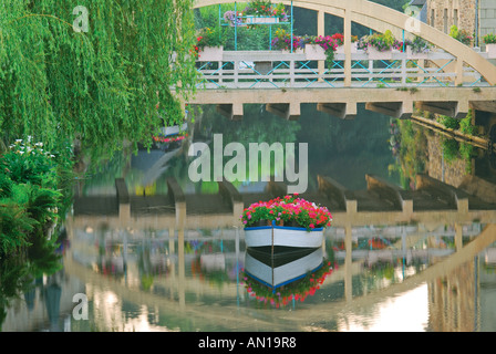 Piccola barca e il ponte sul fiume Trieux, Pontrieux, Bretagna Francia Foto Stock