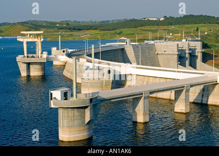Diga di Sbarramento del Barragem do Alqueva, il più grande lago artificiale in Europa, Alqueva, Alentejo, Portogallo Foto Stock