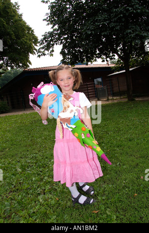 Felice prima ragazza livellatrice con schoolcone imbuto di carta zainetto aspirazioni Einschulung Amburgo Germania Europa primo-grader Foto Stock