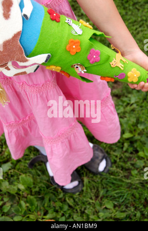 Prima ragazza livellatrice con schoolcone imbuto di carta zainetto aspirazioni Einschulung Amburgo Germania Europa primo-grader Foto Stock