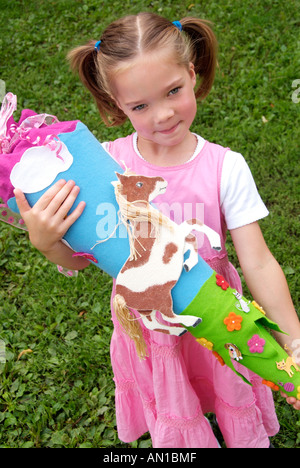 Grinning prima ragazza livellatrice con schoolcone imbuto di carta zainetto aspirazioni Einschulung Amburgo Germania Europa primo-grader Foto Stock