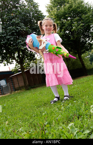 Orgogliosa della livellatrice prima ragazza con schoolcone imbuto di carta zainetto aspirazioni Amburgo Germania Nord Europa di primo grado Foto Stock