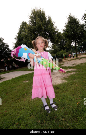 Prima ragazza livellatrice con schoolcone imbuto di carta zainetto aspirazioni Einschulung Amburgo Germania nord europa primo-grader Foto Stock