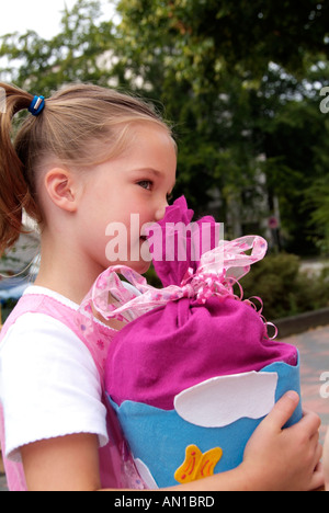 Prima ragazza livellatrice con schoolcone imbuto di carta zainetto aspirazioni Einschulung Amburgo Germania nord europa primo-grader Foto Stock