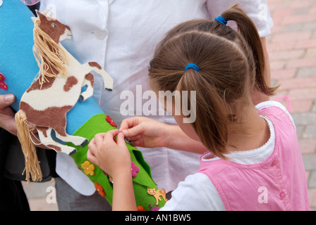 Prima ragazza livellatrice con schoolcone imbuto di carta zainetto aspirazioni Einschulung Amburgo Germania nord europa primo-grader Foto Stock