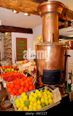 Candele in vendita (realizzati sul sito) presso La Source Parfumee, vecchia distilleria e candela-Workshop per la realizzazione nel villaggio di Gourdon Foto Stock