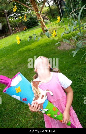 Prima ragazza livellatrice con schoolcone imbuto di carta zainetto aspirazioni Einschulung Amburgo Germania nord europa primo-grader Foto Stock