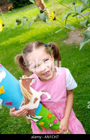 Prima ragazza livellatrice con schoolcone imbuto di carta zainetto aspirazioni Einschulung Amburgo Germania nord europa primo-grader Foto Stock