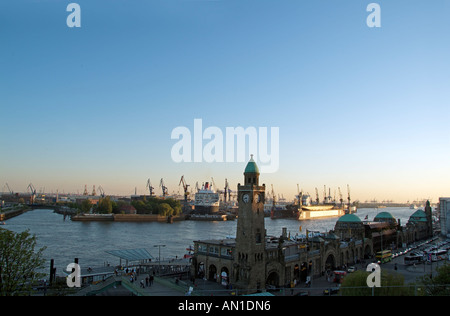 QM2 Germania Dal porto di Amburgo Elba skyline Landungsbruecken Queen Mary Docks Foto Stock