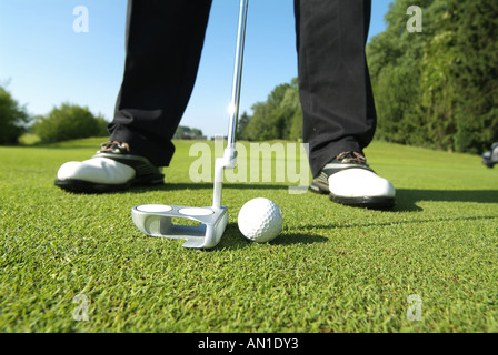 Golf Golf Golfsport, close-up di un giocatore di golf mettendo la sua palla sul greenfee Foto Stock