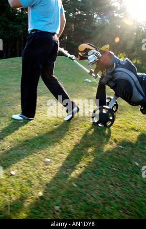 Golf Golf Golfsport, close-up di un giocatore di golf con il suo carrello trogolo fairway Foto Stock
