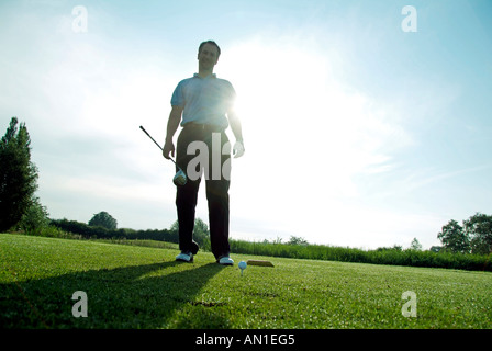 Golf Golf Golfsport, close-up di un giocatore di golf di colpire la sua palla al primo foro, retroilluminazione Foto Stock