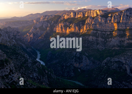 Verdon fiume che scorre attraverso il Grand Canyon du Verdon, Gorges du Verdon, Parc Naturel Regional du Verdon Foto Stock