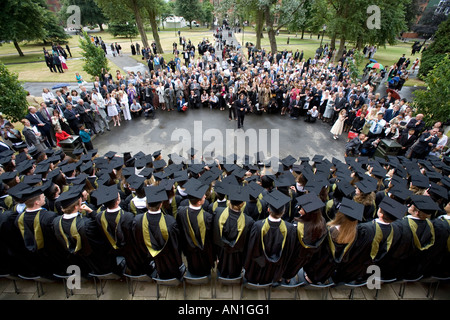 Il giorno di graduazione presso l' Università di Birmingham , Inghilterra gli studenti alla loro cerimonia indossando tradizionali schede di mortaio e gli abiti Foto Stock