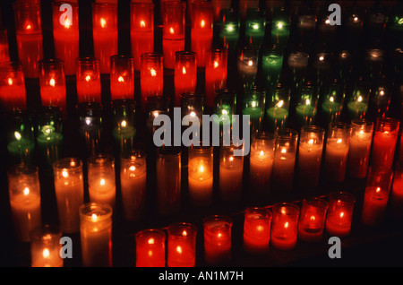 Le candele accese nella Cattedrale Cattolica di Barcellona. Foto Stock