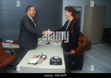 Business donna stringono le mani con uomo in ufficio. Foto Stock