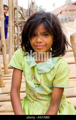 Ragazza indiana, indossando il mantello verde, India, Madhya Pradesh, Tala/Bandhavgarh NP, Mai 05. Foto Stock