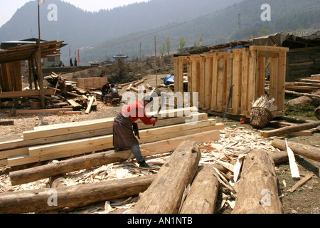 Il Bhutan Haa costruzione carpenter squadratura dei blocchi di legno della casa Foto Stock