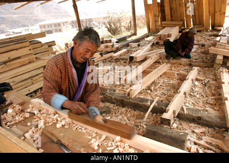 Il Bhutan Haa costruzione falegname casa di piallatura legname Foto Stock