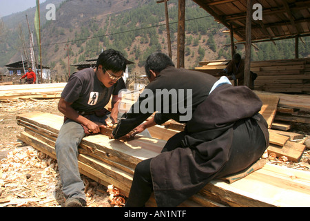 Il Bhutan Haa Valley falegnami costruzione casa di piallatura legname con due persona piano Foto Stock