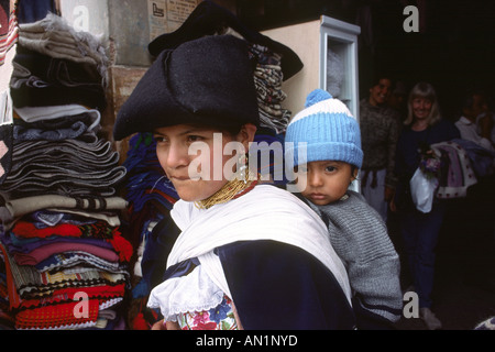 Ecuador Cuenca Otovalo donna indiana con bambino portato sul retro Foto Stock