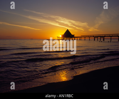 Sunrise presso il molo di Heringsdorf Usedom Mecklenburg Vorpommern Western Pomerania Germania Europa. Foto di Willy Matheisl Foto Stock