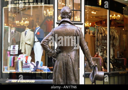 L'Inghilterra,Londra,Jermyn Street,Mens negozio di abbigliamento e la statua di Beau Brummel Foto Stock