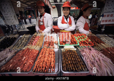 Cina, Pechino, la Donghuamen Night Market alimentare Foto Stock