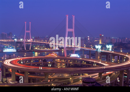 Cina, Shanghai, vista notturna del Ponte di Nanpu e il fiume Huangpu Foto Stock