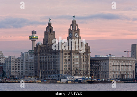 Liverpool skyline del sud con il Liver Building al crepuscolo Foto Stock