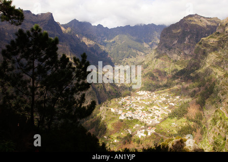 Portogallo Madeira Blick vom Eira Do Serrado auf den Ort Curral das Freira Foto Stock