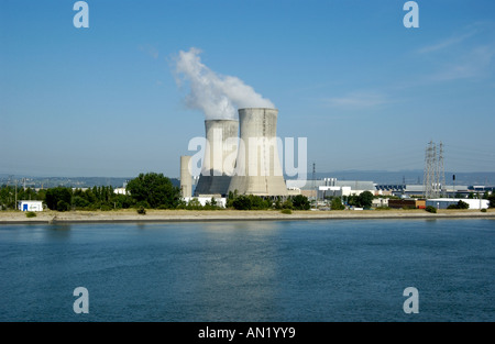 Vista della centrale nucleare di Tricastin lungo il fiume Rodano a Drôme, in Francia, sotto un cielo azzurro Foto Stock