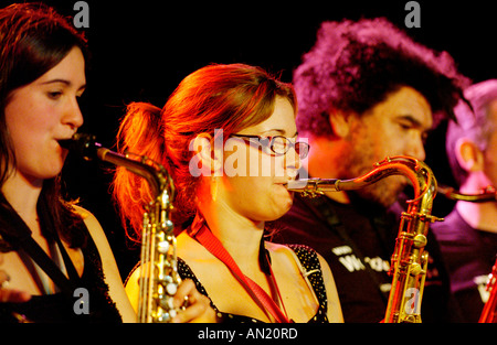 Wonderbrass eseguire sul palco dell'annuale Festival Jazz in Brecon Powys South Wales UK Foto Stock