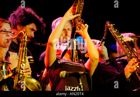 Wonderbrass eseguire sul palco dell'annuale Festival Jazz in Brecon Powys South Wales UK Foto Stock