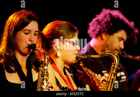 Wonderbrass eseguire sul palco dell'annuale Festival Jazz in Brecon Powys South Wales UK Foto Stock