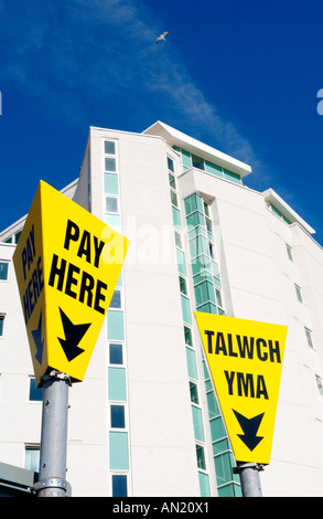 Welsh bilingue Lingua Inglese parcheggio pubblico indicazioni al di fuori di edificio di appartamenti nella Baia di Cardiff South Wales UK GB UE Foto Stock