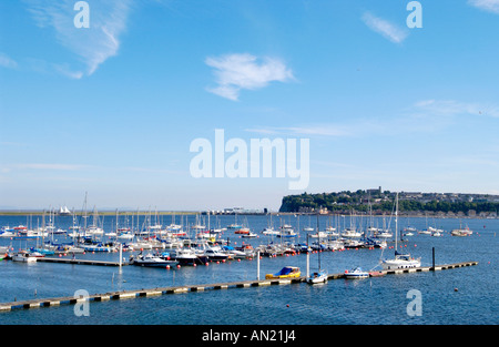 Vista su ormeggi a Cardiff Bay Yacht Club guardando verso Penarth South Wales UK Foto Stock