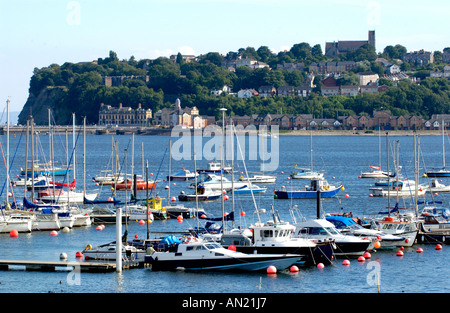 Vista su ormeggi a Cardiff Bay Yacht Club South Wales UK GB UE guardando verso Penarth Foto Stock