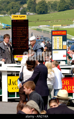 Bookmakers di scommesse in anello di scommesse a Chepstow Racecourse Monmouthshire South Wales UK Foto Stock