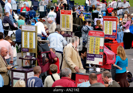 Bookmakers di scommesse in anello di scommesse a Chepstow Racecourse Monmouthshire South Wales UK Foto Stock