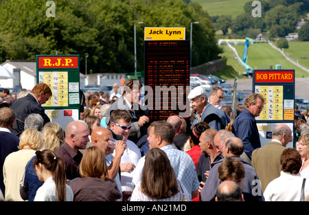 Bookmakers di scommesse in anello di scommesse a Chepstow Racecourse Monmouthshire South Wales UK Foto Stock