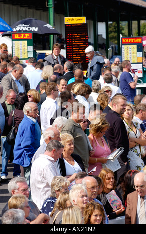 Bookmakers di scommesse in anello di scommesse a Chepstow Racecourse Monmouthshire South Wales UK Foto Stock