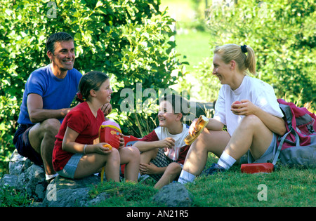Famiglia avente un pranzo a picnic in una passeggiata in campagna Foto Stock
