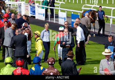 Parade Ring con fantini proprietari e dei formatori a Chepstow Racecourse Monmouthshire South Wales UK Foto Stock